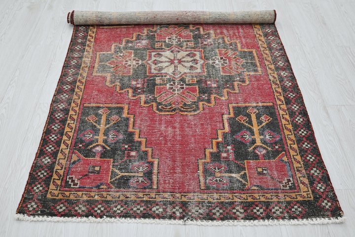 red Accent rug 3' 6" x 6' 0"