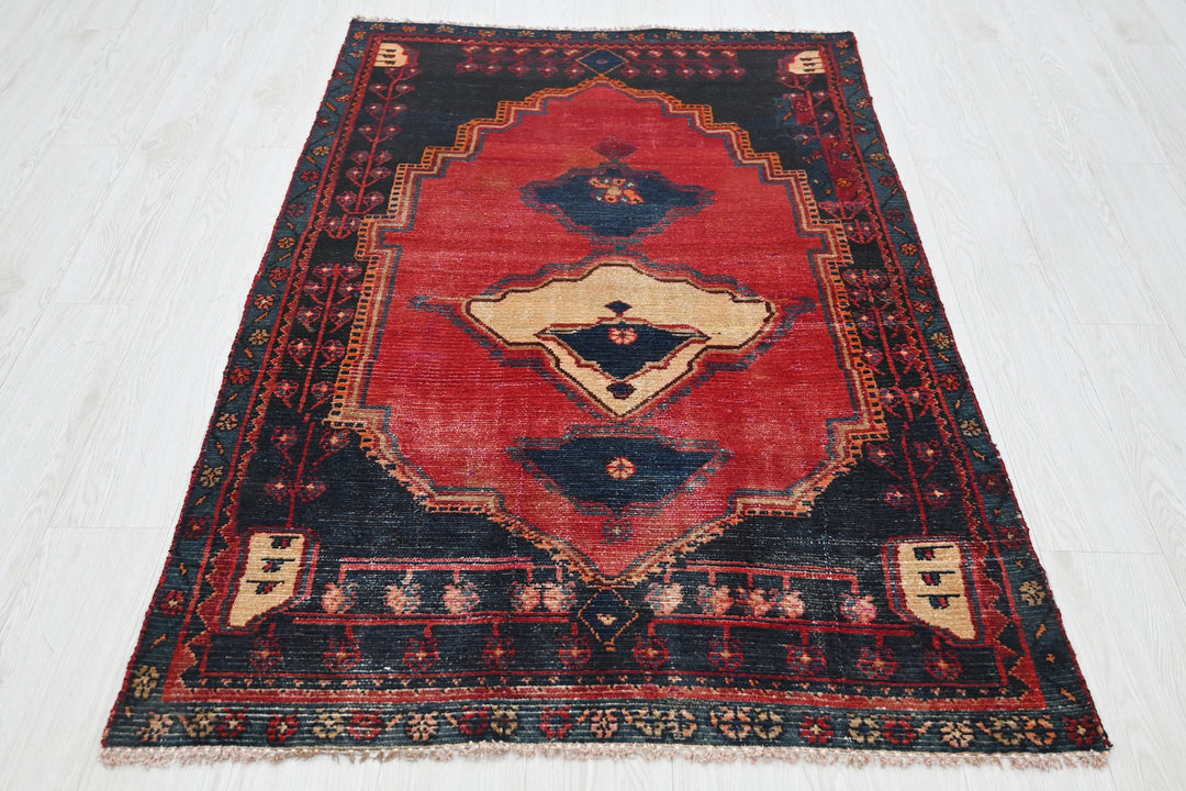 red Accent rug 3' 5" x 5' 6"