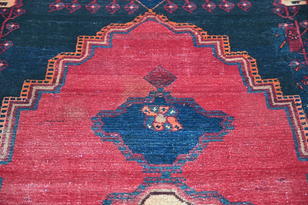 red Accent rug 3' 5" x 5' 6"