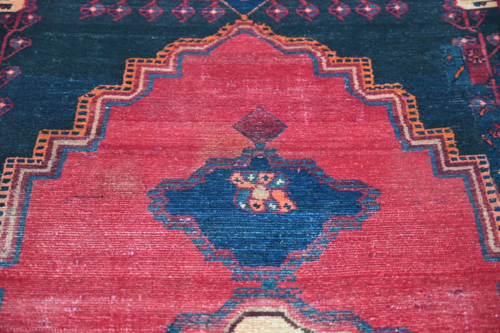 red Accent rug 3' 5" x 5' 6"