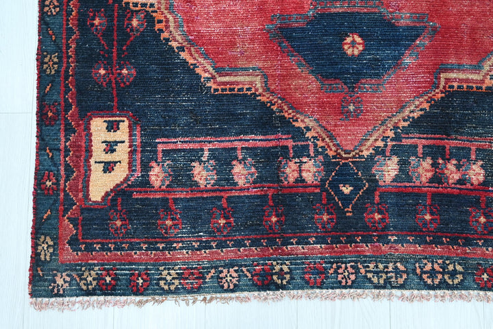 red Accent rug 3' 5" x 5' 6"