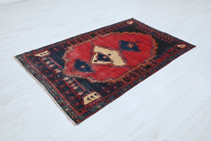 red Accent rug 3' 5" x 5' 6"