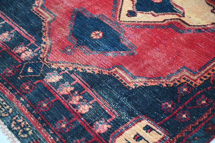 red Accent rug 3' 5" x 5' 6"