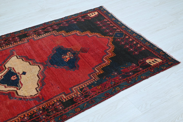 red Accent rug 3' 5" x 5' 6"