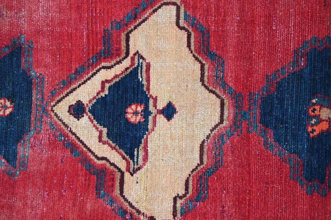 red Accent rug 3' 5" x 5' 6"