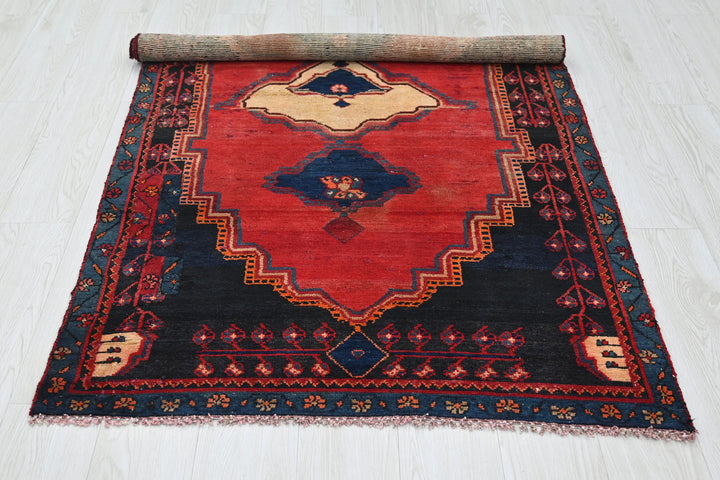 red Accent rug 3' 5" x 5' 6"