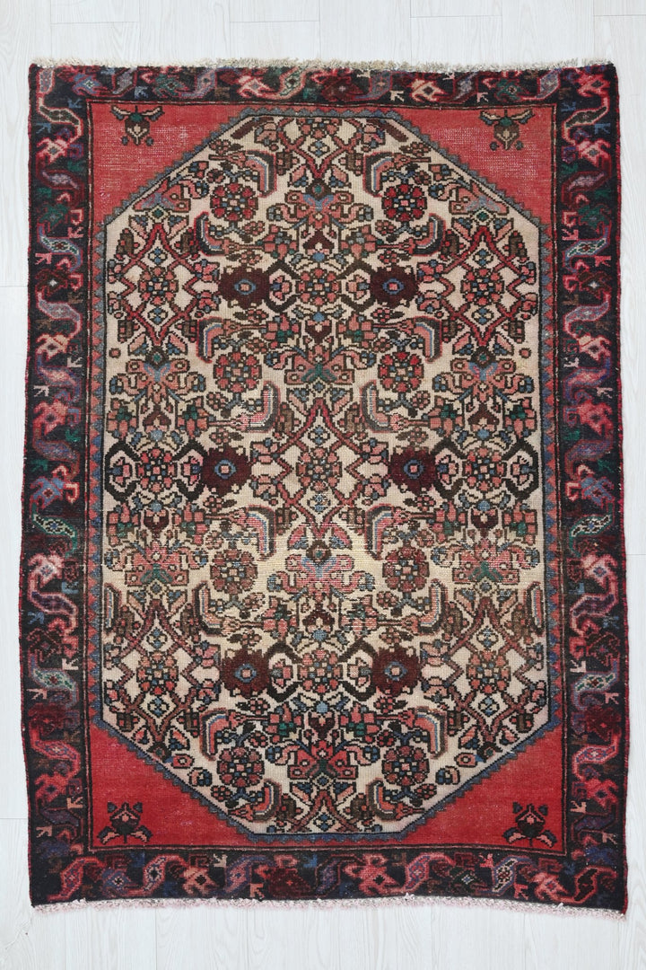 white Accent rug 3' 2" x 4' 7"
