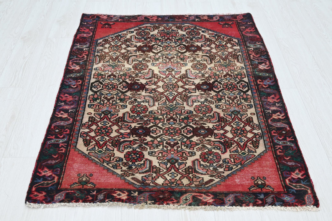 white Accent rug 3' 2" x 4' 7"