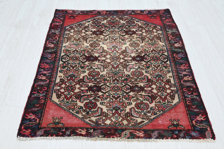 white Accent rug 3' 2" x 4' 7"