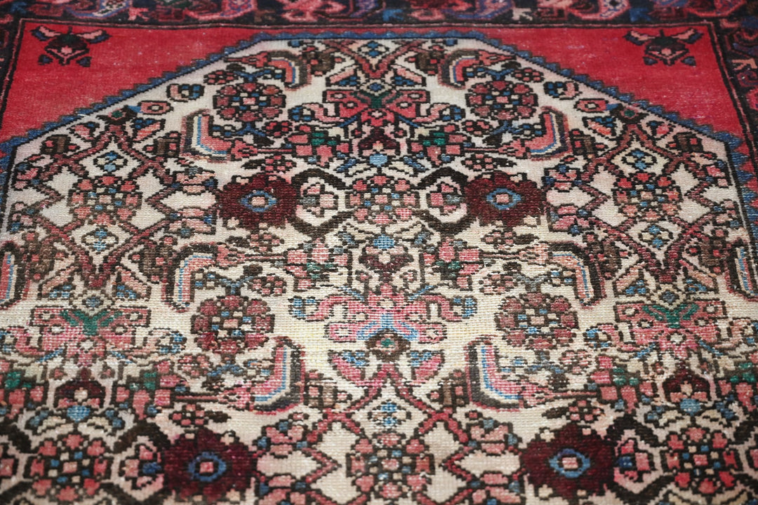 white Accent rug 3' 2" x 4' 7"