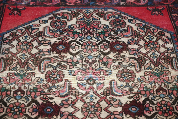 white Accent rug 3' 2" x 4' 7"