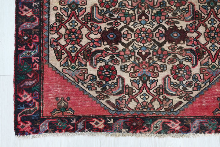white Accent rug 3' 2" x 4' 7"