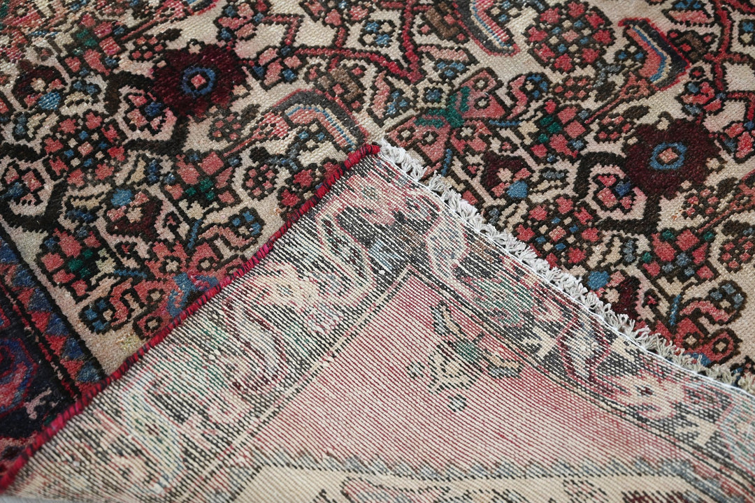 white Accent rug 3' 2" x 4' 7"