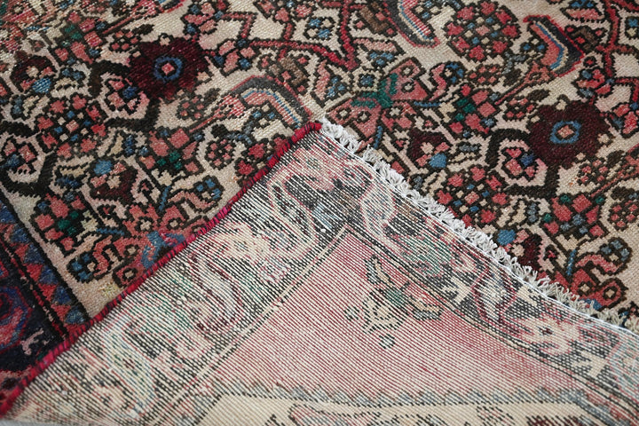 white Accent rug 3' 2" x 4' 7"