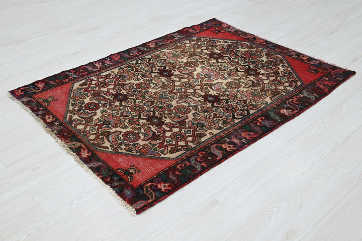 white Accent rug 3' 2" x 4' 7"