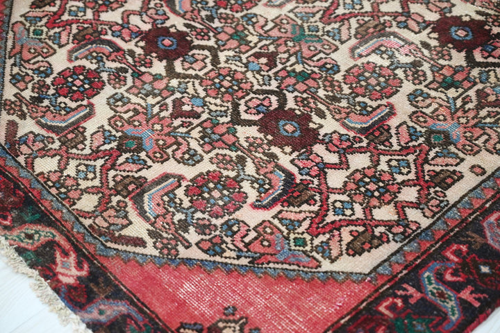 white Accent rug 3' 2" x 4' 7"