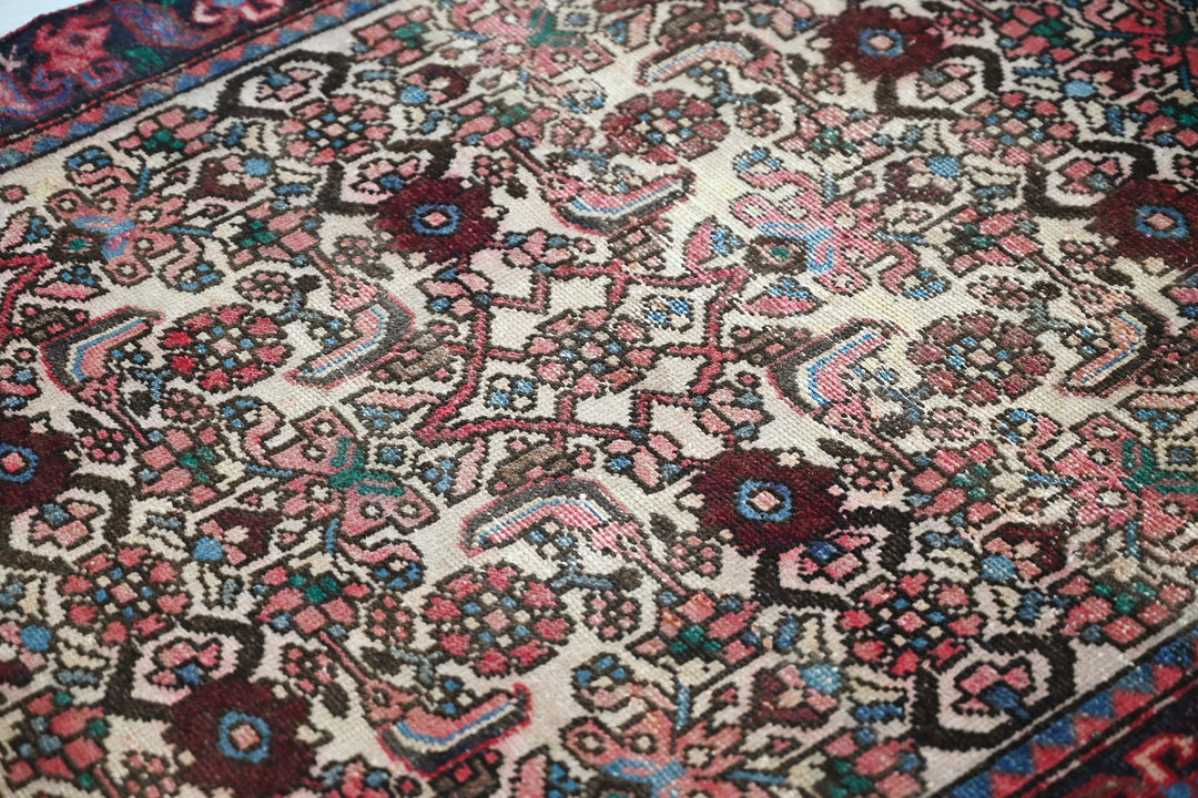 white Accent rug 3' 2" x 4' 7"