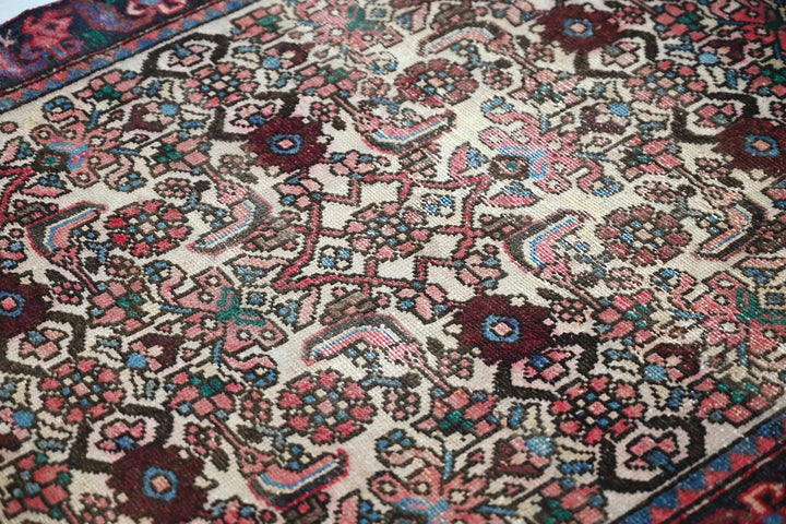 white Accent rug 3' 2" x 4' 7"