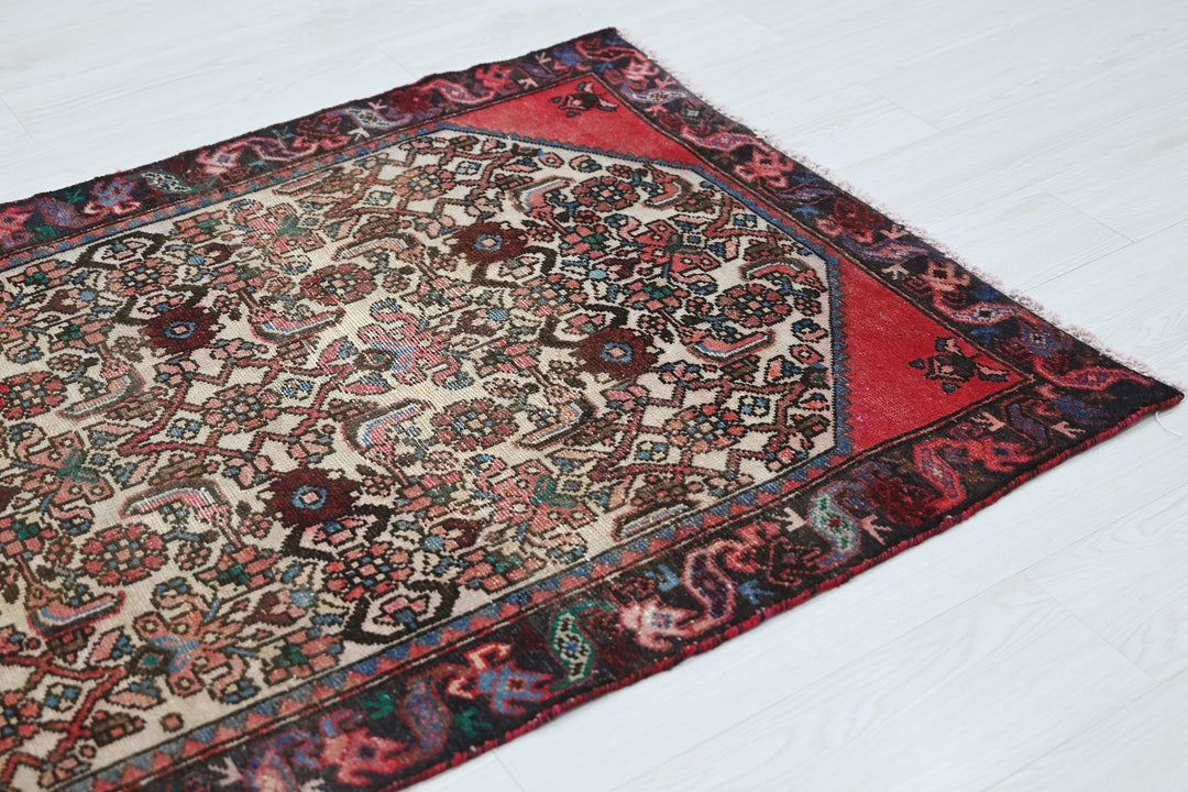 white Accent rug 3' 2" x 4' 7"