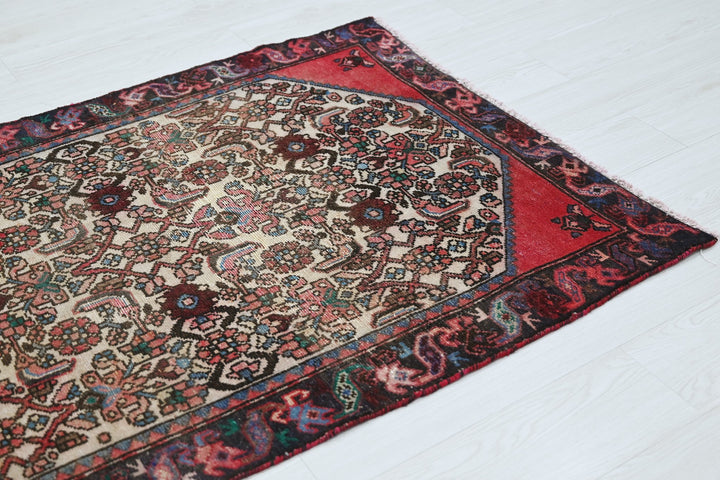 white Accent rug 3' 2" x 4' 7"