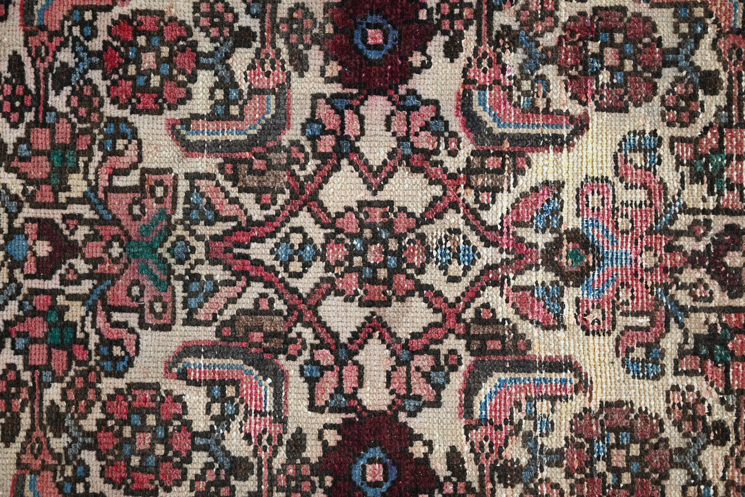white Accent rug 3' 2" x 4' 7"