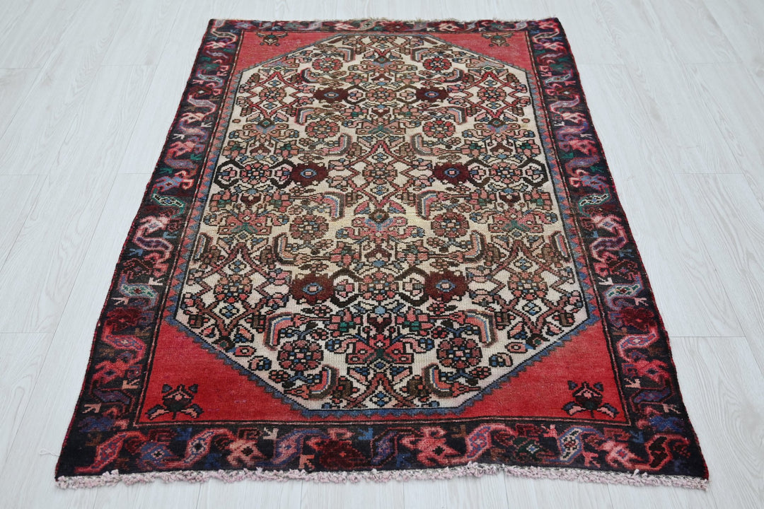 white Accent rug 3' 2" x 4' 7"