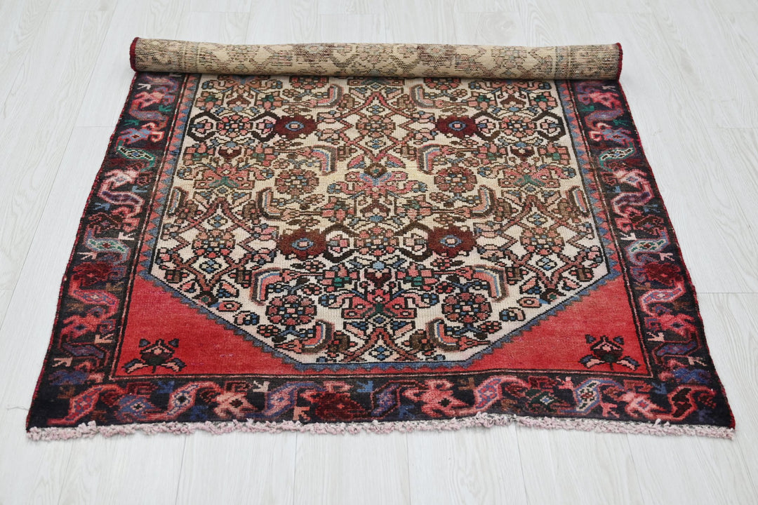 white Accent rug 3' 2" x 4' 7"