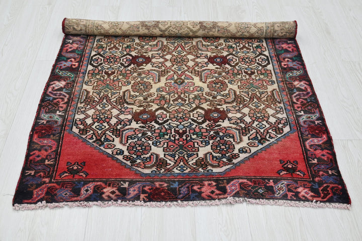 white Accent rug 3' 2" x 4' 7"