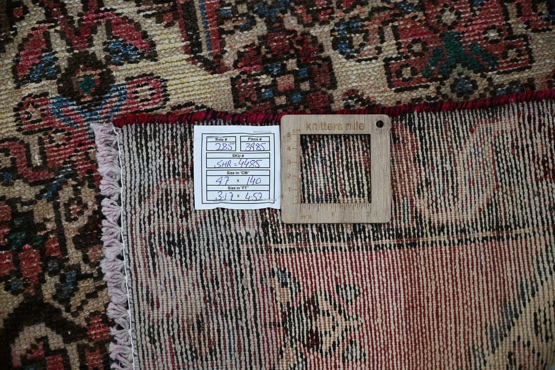 white Accent rug 3' 2" x 4' 7"