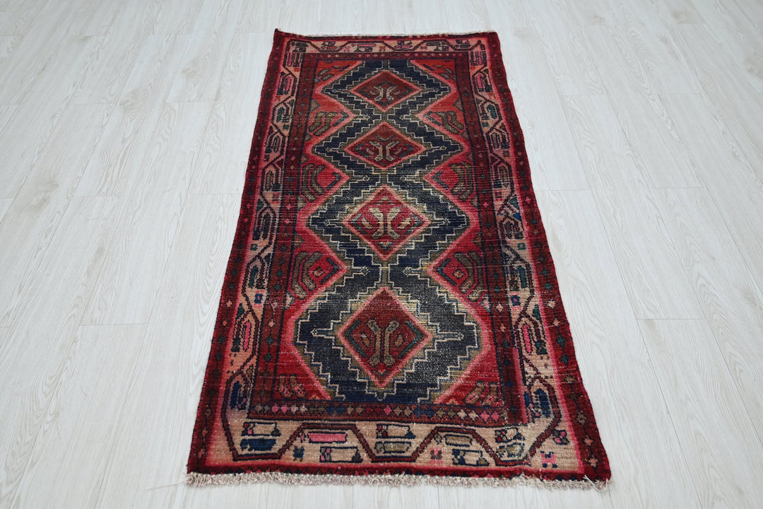 red Runner rug 2' 6" x 5' 6"
