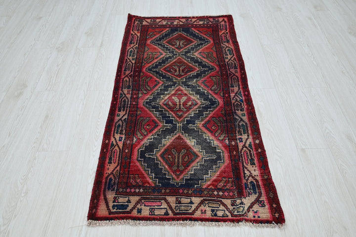 red Runner rug 2' 6" x 5' 6"