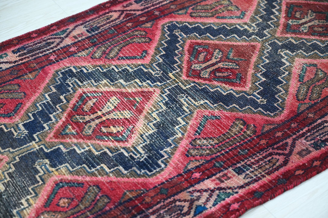 red Runner rug 2' 6" x 5' 6"