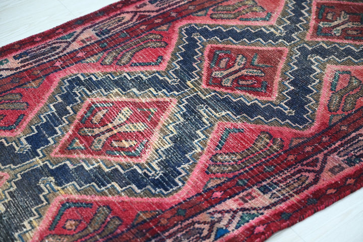 red Runner rug 2' 6" x 5' 6"