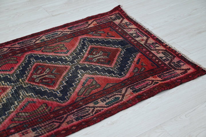 red Runner rug 2' 6" x 5' 6"