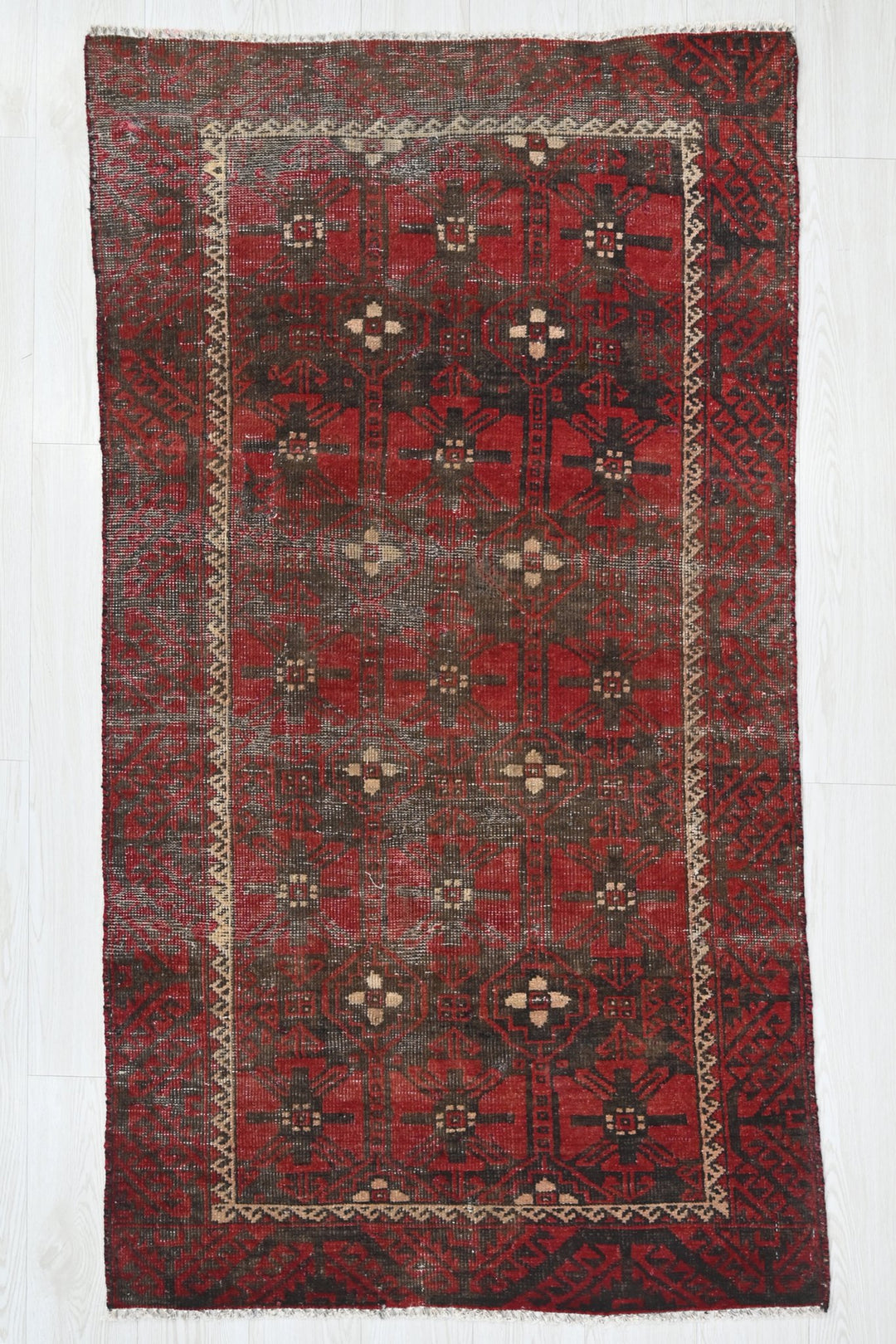 red Accent rug 3' 1" x 6' 0"