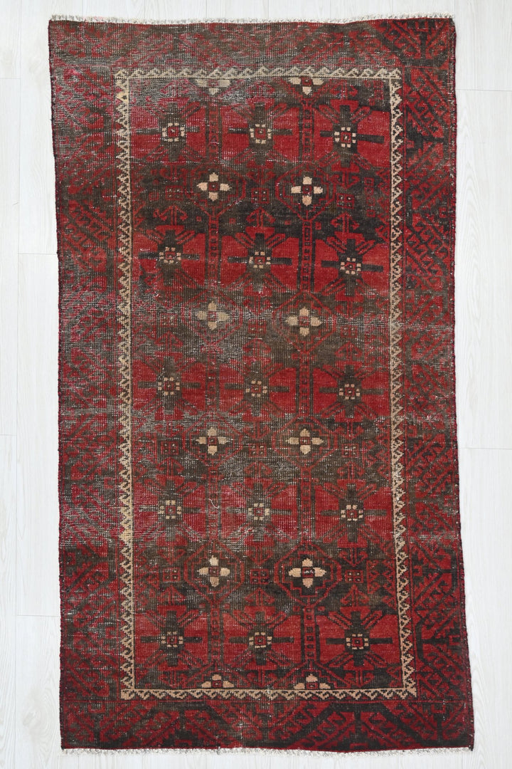 red Accent rug 3' 1" x 6' 0"