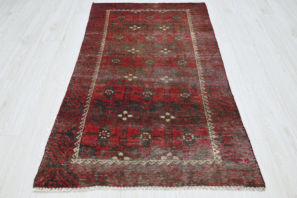 red Accent rug 3' 1" x 6' 0"
