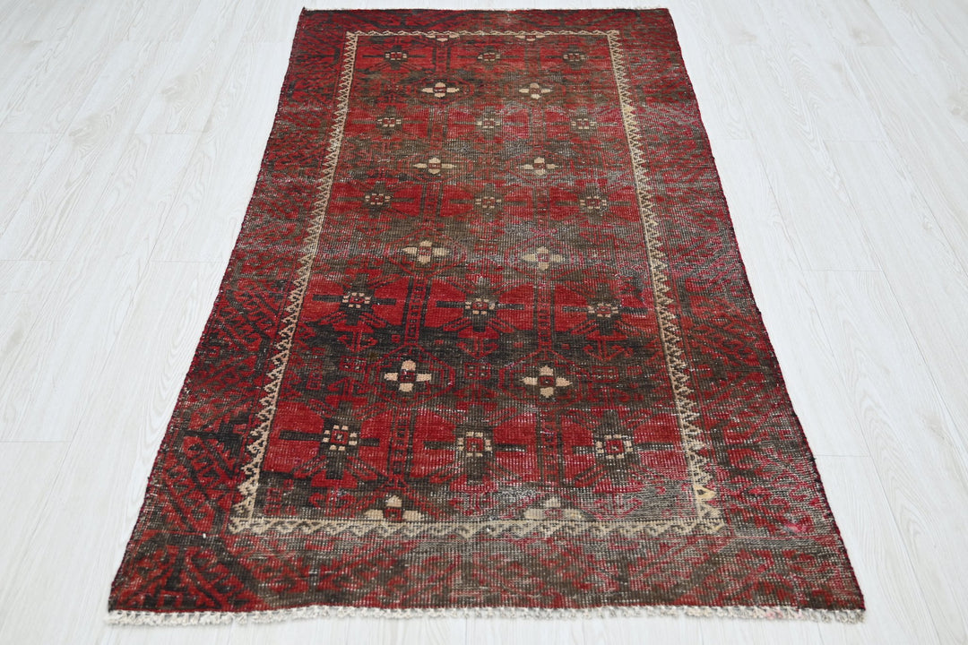 red Accent rug 3' 1" x 6' 0"