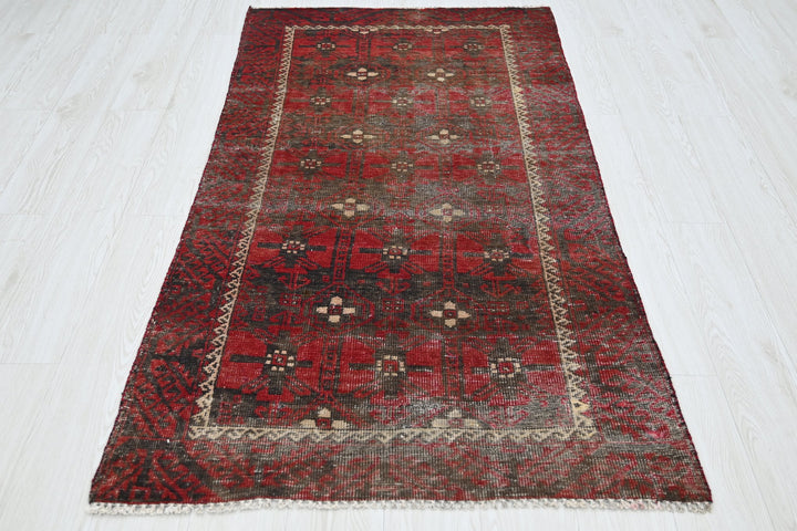 red Accent rug 3' 1" x 6' 0"