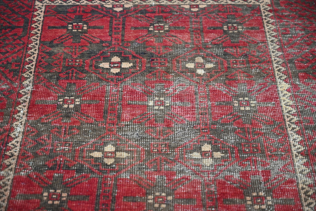 red Accent rug 3' 1" x 6' 0"