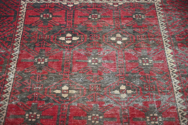 red Accent rug 3' 1" x 6' 0"