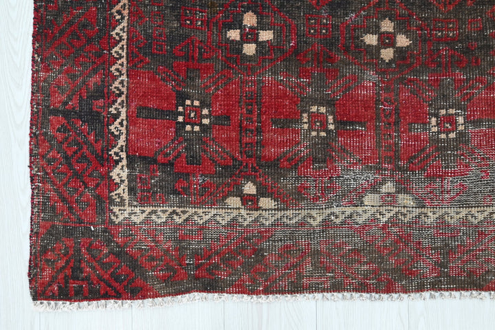 red Accent rug 3' 1" x 6' 0"