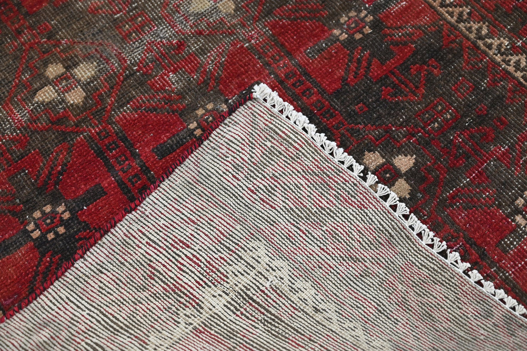 red Accent rug 3' 1" x 6' 0"
