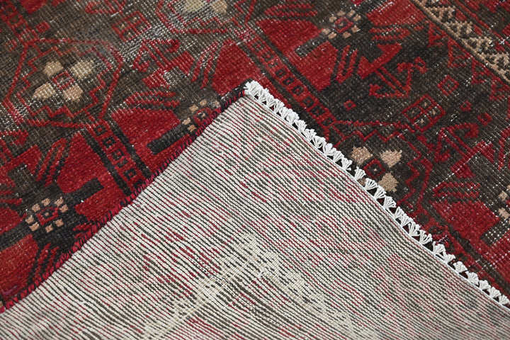 red Accent rug 3' 1" x 6' 0"