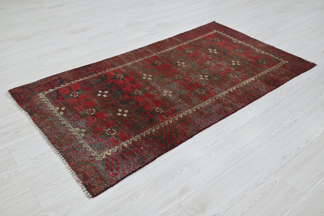 red Accent rug 3' 1" x 6' 0"