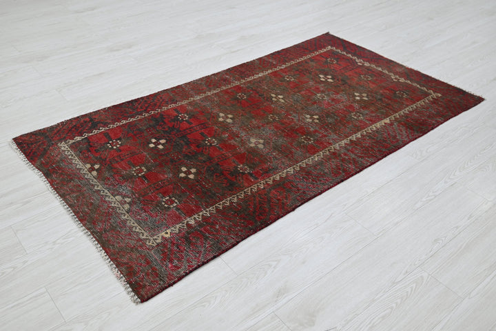 red Accent rug 3' 1" x 6' 0"