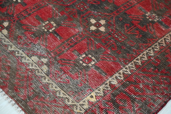 red Accent rug 3' 1" x 6' 0"
