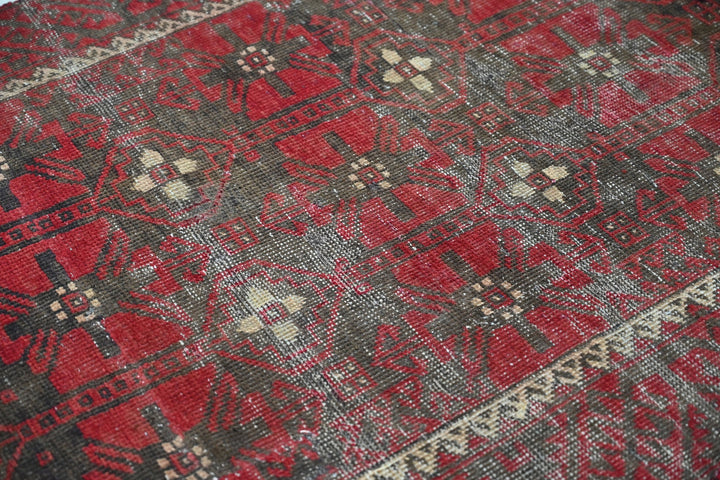 red Accent rug 3' 1" x 6' 0"
