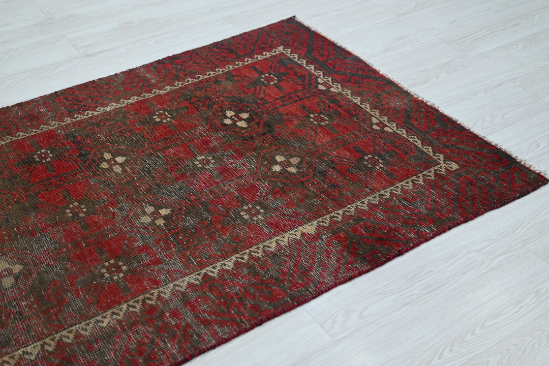 red Accent rug 3' 1" x 6' 0"