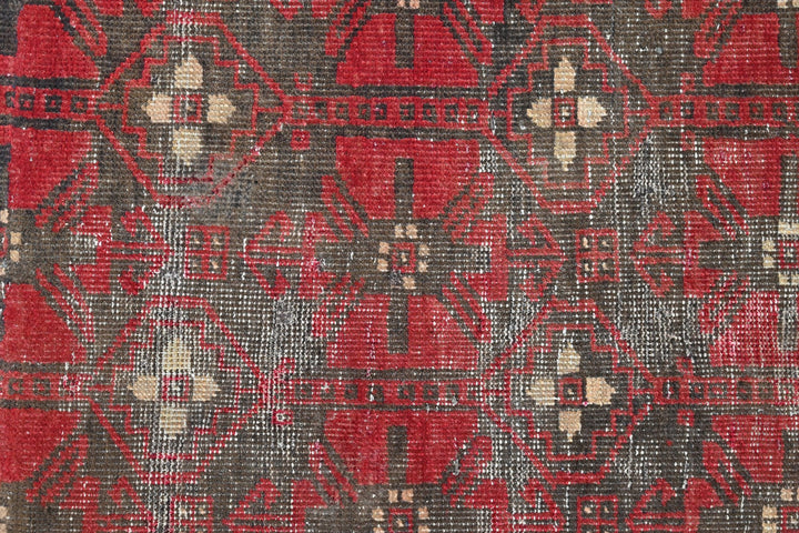 red Accent rug 3' 1" x 6' 0"